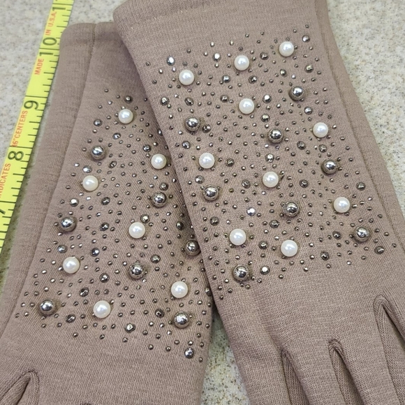 Beige w/ silver tone and pearl look beads gloves - Picture 3 of 8